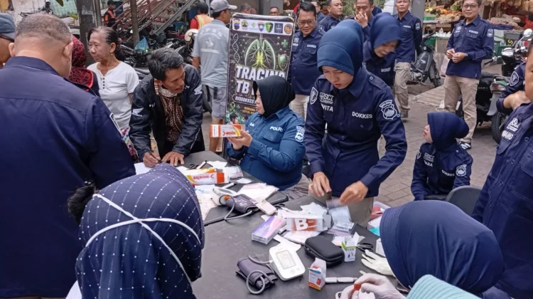 Ratusan Warga Manfaatkan Bakti Kesehatan Gratis Polda Jateng di Pasar Pedurungan