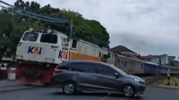 KAI Daop 4 Semarang Sayangkan Aksi Mobil MPV Terobos Palang Pintu