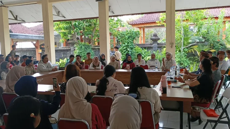 Belajar Toleransi, Komunitas Puspaloka Eksplorasi Pura Agung Giri Natha