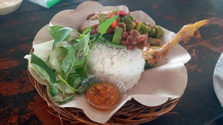 Nikmatnya Bebek Penyet Lengkap dengan Lalapan