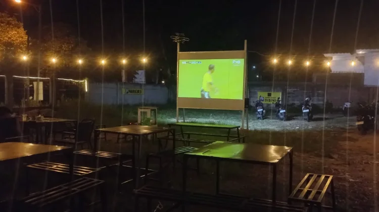 Gaet Pecinta Bola, Warung Djoglo Angkringan di Kudus Gelar Nobar Piala Dunia