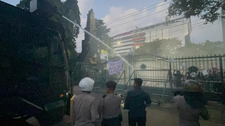 Polisi Kendalikan Aksi Massa yang Sempat Menyalakan Api di Semarang