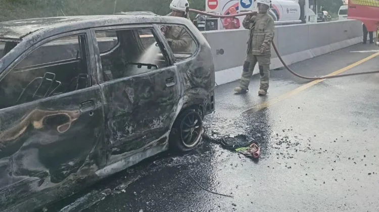 Korsleting Listrik, Mobil Xenia Terbakar di Tol Semarang-Solo