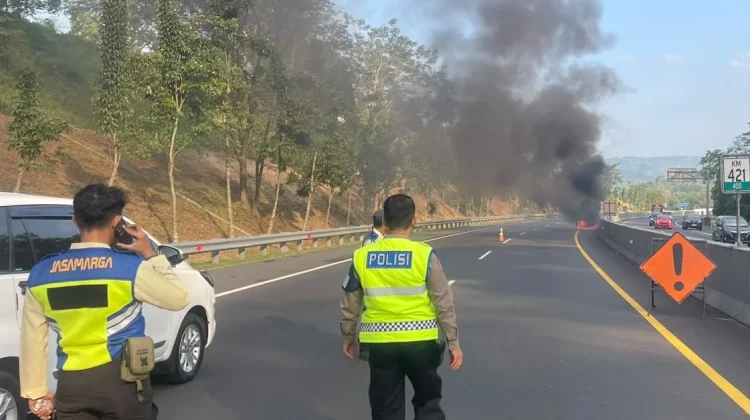 Korsleting Listrik, Mobil Xenia Terbakar di Tol Semarang-Solo