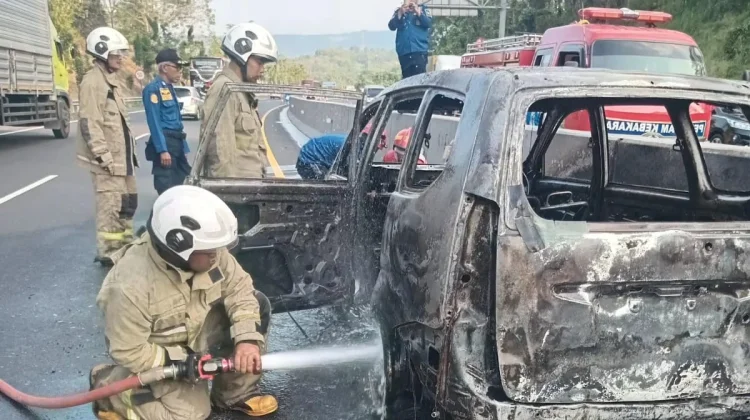 Korsleting Listrik, Mobil Xenia Terbakar di Tol Semarang-Solo