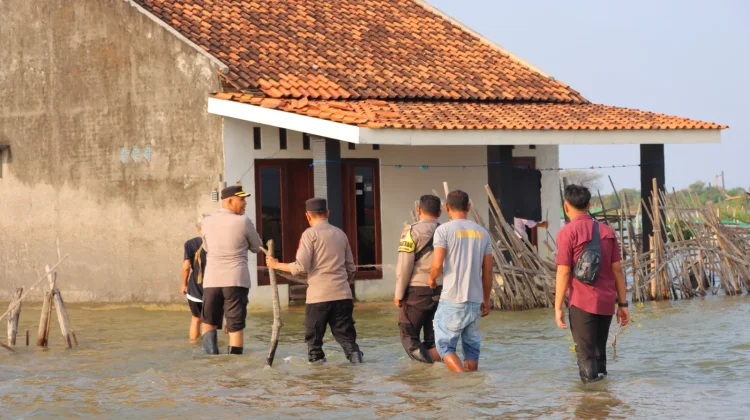 Terisolasi di Tengah Rob, Lansia di Kendal Dapat Bantuan Kapolres