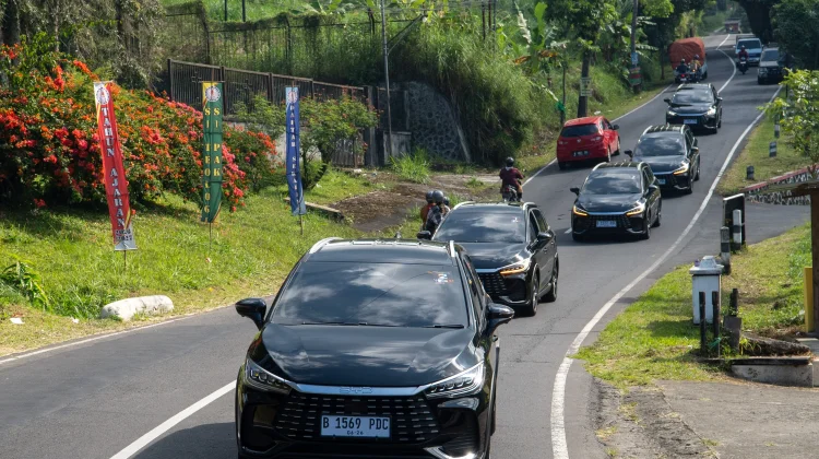 Test Drive BYD M6 Cross DM Semarang-Kopeng, Gesit di Tanjakan, Irit di Kantong