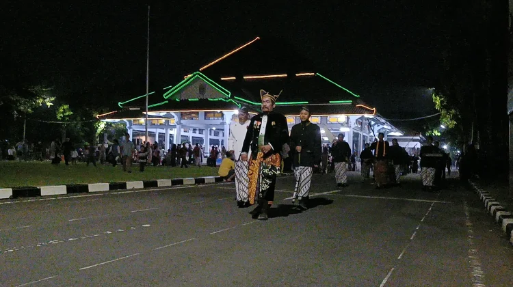 Batang Wacanakan Tradisi Mubeng Benteng Malam Satu Suro Jadi Ikon Wisata Budaya