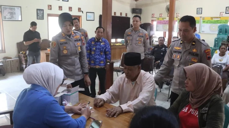 HUT Bhayangkara, Polres Semarang Beri Layanan Kesehatan Gratis bagi Ratusan Warga