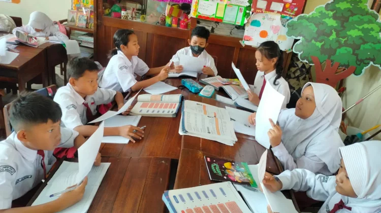 Gawai Jadi Tantangan, Sekolah Berjuang Bangun Budaya Literasi Anak di Era Digital