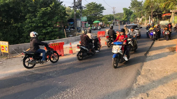 Halo RRI: Jembatan Simongan Diperbaiki, Warga Minta Penjagaan Saat Jam Sibuk