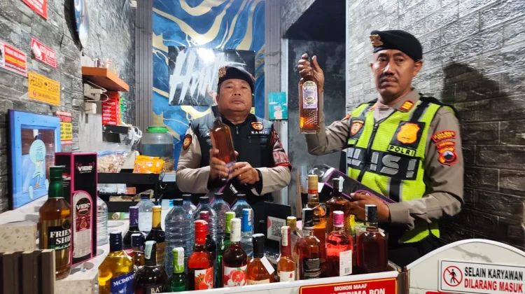 Polres Demak Sita 56 Botol Miras dan Tiga Galon Bahan Oplosan Es Moni