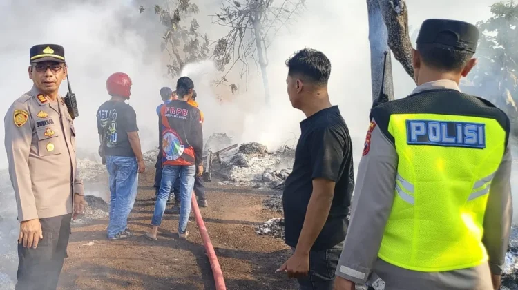 Api Melalap Lahan Penimbunan Limbah Plastik di Kudus, 4 Unit Damkar Dikerahkan