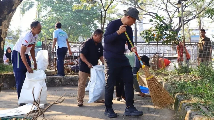 Bupati Kudus Pimpin Aksi Bersih-bersih di Terminal Wisata Religi Bakalan Krapyak