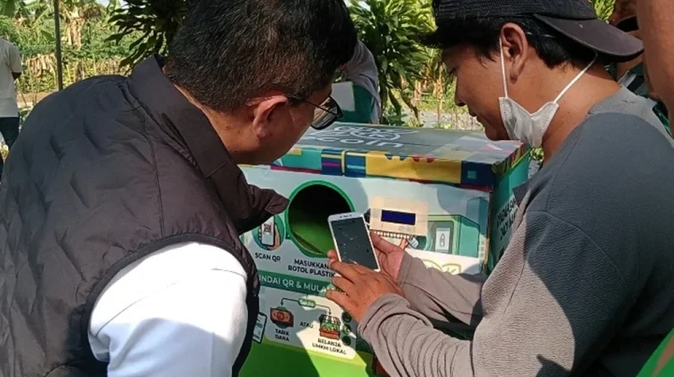 Tenaga Kebersihan Kampung Ciptakan Alat Pengubah Sampah Botol Jadi Uang