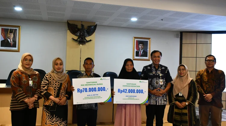 Dua Ahli Waris Pekerja Rentan Terima Santunan Jaminan Sosial dari DBHCHT Jateng