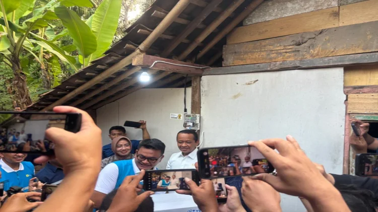 Listrik Masuk Rumah Markamah di Purworejo, Bahlil: Ini Wujud Kehadiran Negara