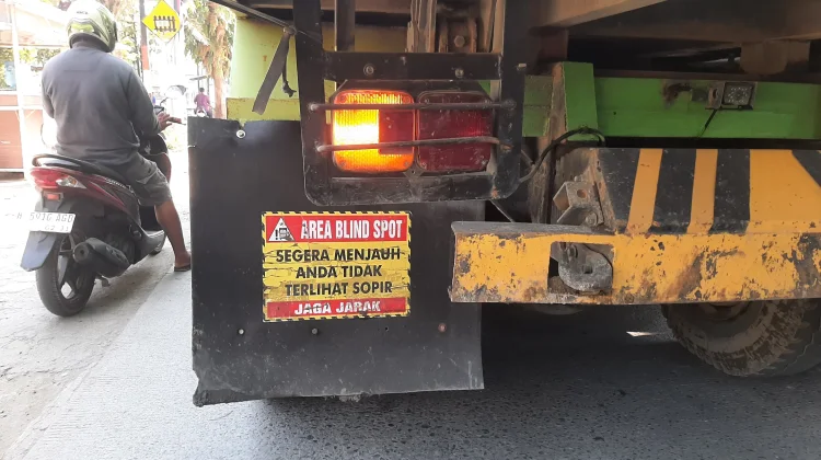 Mengenal Area Blind Spot Kendaraan Besar yang Mematikan