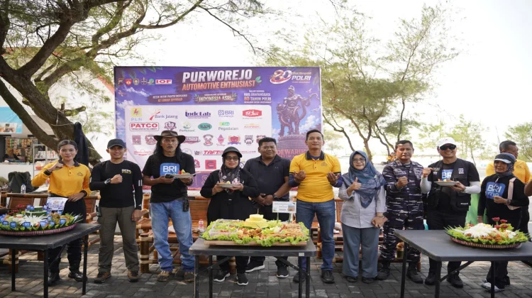 HUT ke-80 Bhayangkara, Polres Purworejo Bersihkan Pantai Dewaruci dan Lepas Tukik
