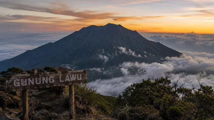 Menguak Misteri Gunung Lawu, Gunung Sakral di Pulau Jawa