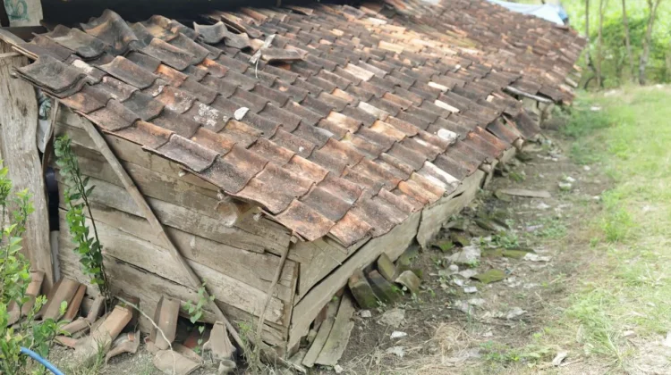 Anggota DPR RI Eva Monalisa Kunjungi Calon Penerima Program Bedah Rumah