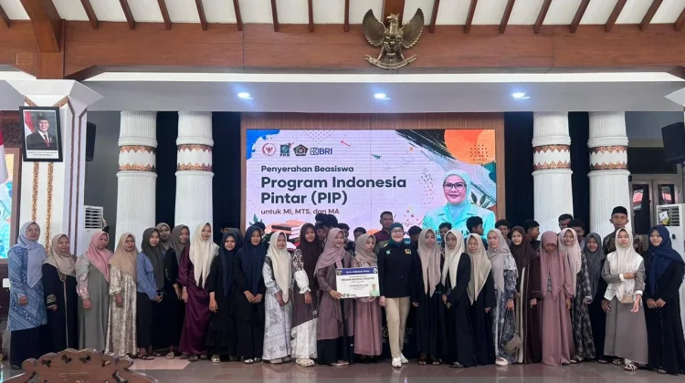 Eva Monalisa Salurkan PIP kepada Sekitar 450 Siswa di Kabupaten Pati