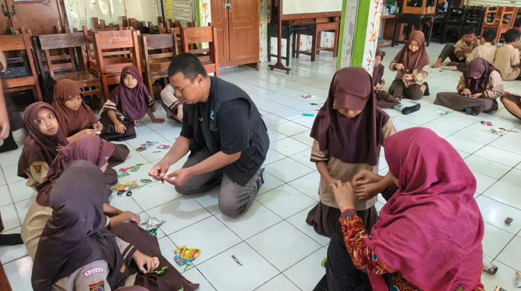 SD 1 Ngembal Kulon Kabupaten Kudus Edukasi Siswa Pilah Sampah