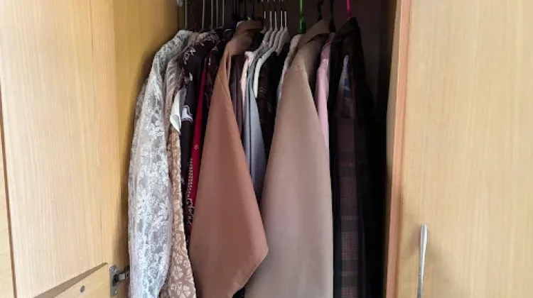 Tips Menyusun Pakaian di Gantungan Baju agar Hemat