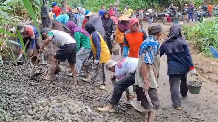 Jalan Rusak Tak Kunjung Diperbaiki, Warga Petungkon Patungan Cor Jalan Kabupaten