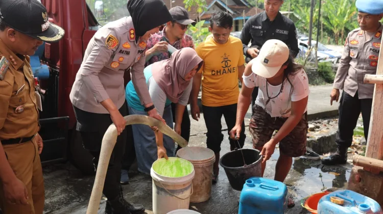 Dampak Kemarau, Polres Semarang Berikan Bantuan Air Bersih ke Warga Kalisari
