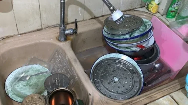Manfaat Membagi Jadwal Cuci Piring dalam Keluarga