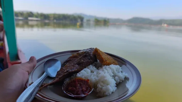Relaxing Pikiran dengan Melihat View Waduk di Klaten