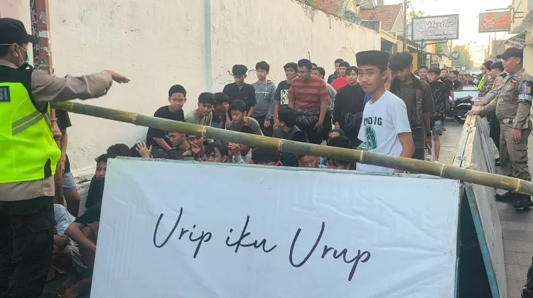Tradisi Buka Luwur Sunan Kudus, Ribuan Warga Rela Antre Demi Nasi Jangkrik