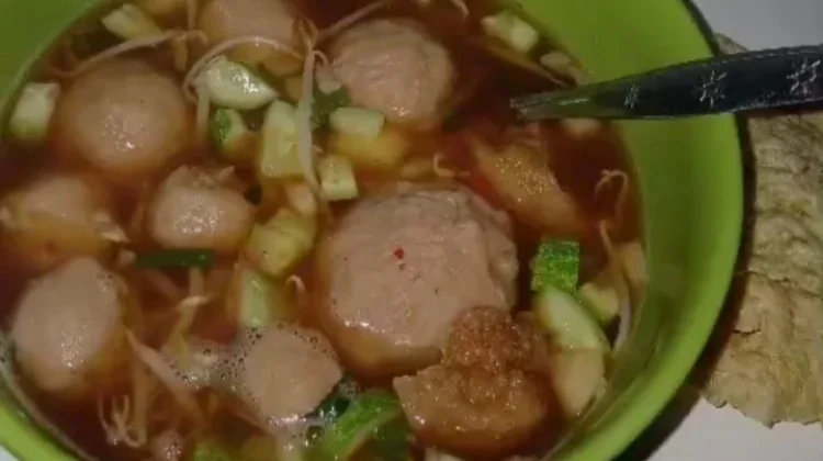 Menikmati Semangkuk Bakso Hangat di tengah Cuaca Dingin