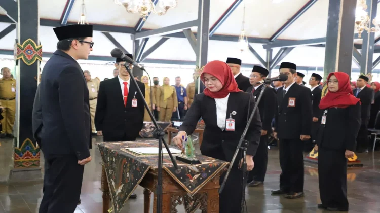 Lantik 61 Pejabat, Wabup Purworejo Minta ASN Jadi Penggerak Perubahan