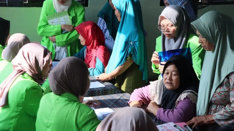Ratusan Warga Serbu Pengobatan Gratis FK UIN Walisongo di Kendal
