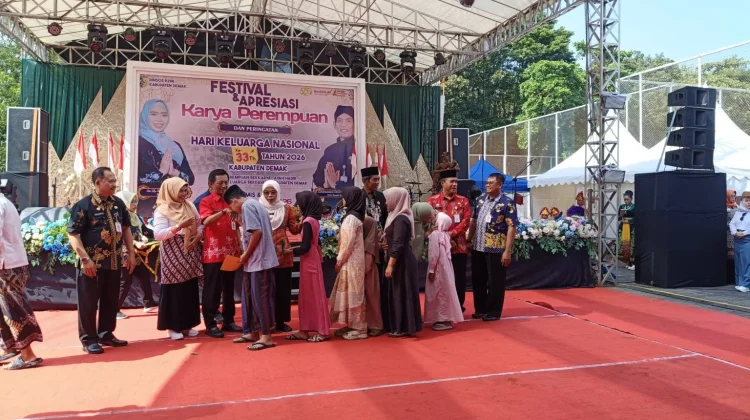 Bupati Demak Salurkan Bantuan Sosial Bagi Kelompok Rentan