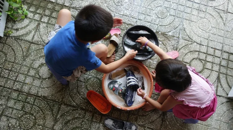 Tingkatkan Kemandirian Anak Dengan Tugas Rumah.