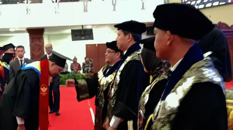 Muhammad Irvan Ardianto, Anak Buruh Bangunan Lulus dengan Predikat Cumlaude
