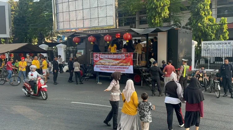 Gandeng Klentheng, Polresta Pati Bagikan Makan Gratis