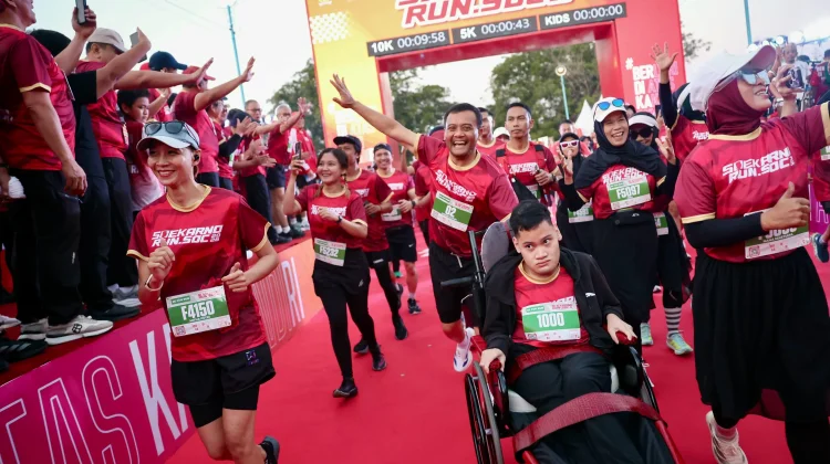 Gubernur Berlari Sambil Dorong Kursi Roda Putranya, Beri Contoh Inklusivitas