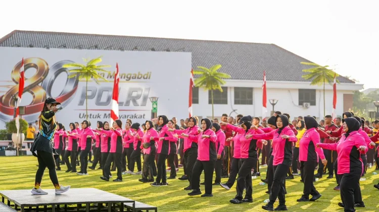 Semarak HUT Bhayangkara, Keluarga Besar Polda Jateng Gelar Senam Bersama