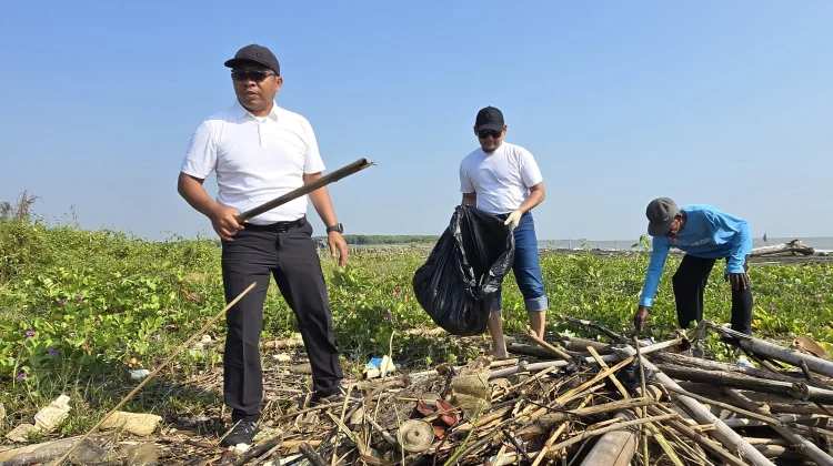 Wujud Kepedulian Lingkungan, Bandara Ahmad Yani Bersih kanPantai Mangrove