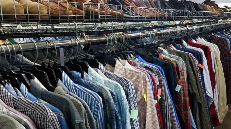 Anak Muda Gemari Thrifting untuk Tampil Stylish