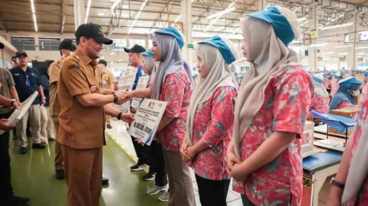 Luthfi Salurkan BLT Cukai Tembakau untuk 85 Ribu Pekerja