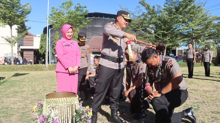 Tradisi Siram Air Bunga Warnai Kenaikan Pangkat 74 Personel Polres Demak