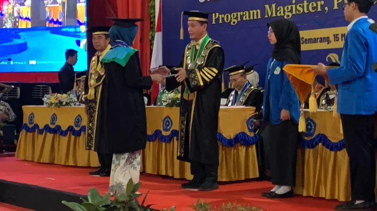 Wisuda 669 Lulusan, Ini Pesan Rektor Unimus