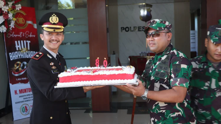 Sinergi TNI-Polri di Hari Bhayangkara ke-80, Kodim Demak Beri Kejutan ke Polres