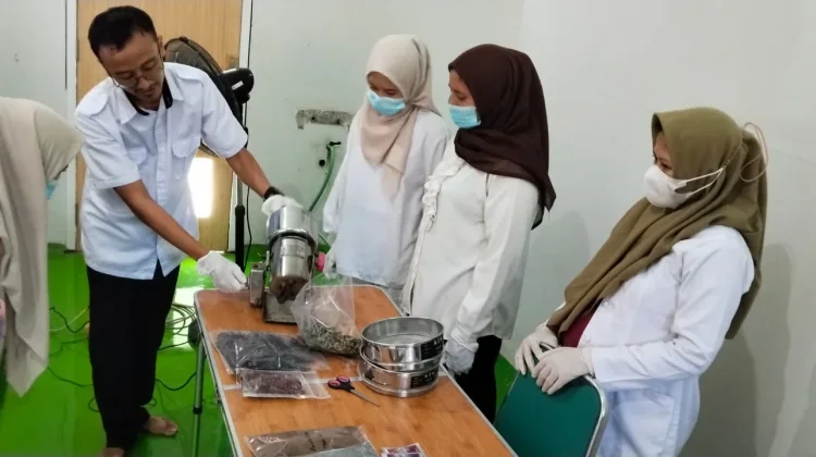 Mandiri Ekonomi, Perempuan Batang Dilatih Kembangkan Produk Herbal Hasil Hutan