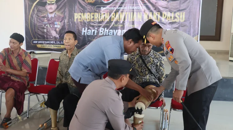 Hari Bhayangkara, Polres Demak Serahkan Kaki Palsu untuk Penyandang Disabilitas